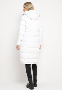 Born2be - Biała Pikowana Kurtka z Kapturem i Ozdobnymi Taśmami Ettaria. Okazja: na co dzień. Typ kołnierza: kaptur. Kolor: biały. Materiał: jeans. Styl: casual, elegancki #5