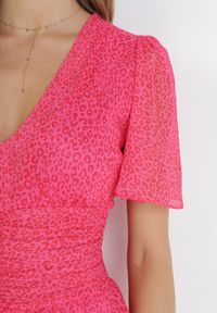 Born2be - Różowa Taliowana Sukienka Mini z Głębokim Dekoltem i Gumkami w Pasie Neetho. Kolor: różowy. Długość rękawa: krótki rękaw. Sezon: wiosna, lato. Długość: mini #3