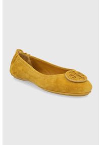 Tory Burch Baleriny zamszowe kolor żółty na płaskim obcasie. Nosek buta: okrągły. Kolor: żółty. Materiał: zamsz. Obcas: na obcasie. Wysokość obcasa: niski #2