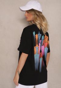 Renee - Czarny T-shirt Oversize Ozdobiony Napisem i Kolorowymi Gwiazdami Ilamora. Okazja: na co dzień. Kolor: czarny. Materiał: jeans. Wzór: aplikacja, kolorowy, napisy. Styl: casual, elegancki, wizytowy