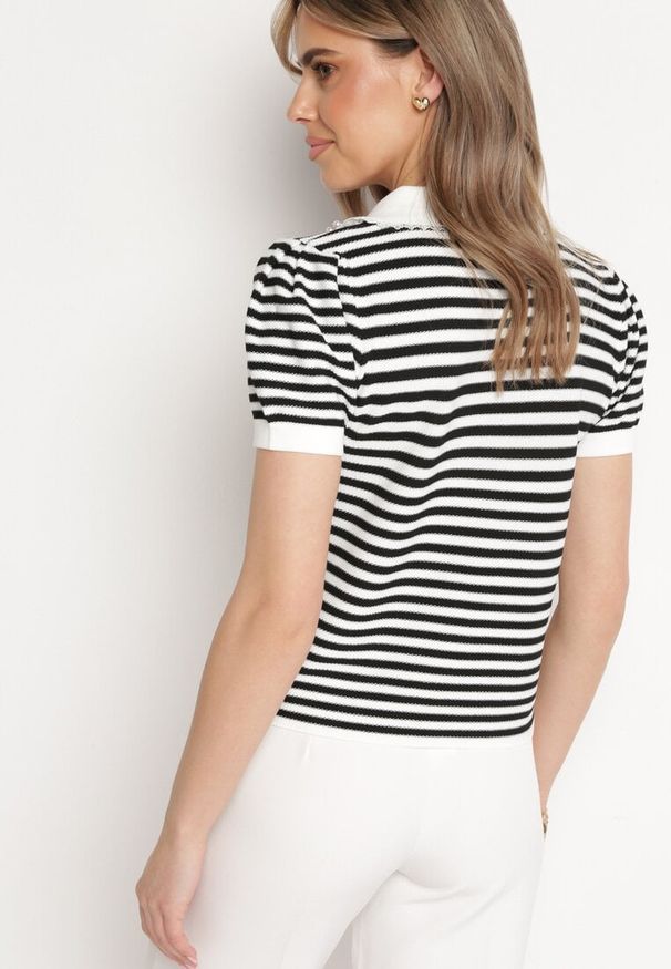 Born2be - Biało-Czarna Bluzka w Paski z Wiskozy Kołnierzyk Ozdobiony Cyrkoniami i Perełkami Lexara. Okazja: na co dzień. Kolor: biały. Materiał: wiskoza. Długość rękawa: krótki rękaw. Długość: krótkie. Wzór: aplikacja, paski. Styl: casual, elegancki