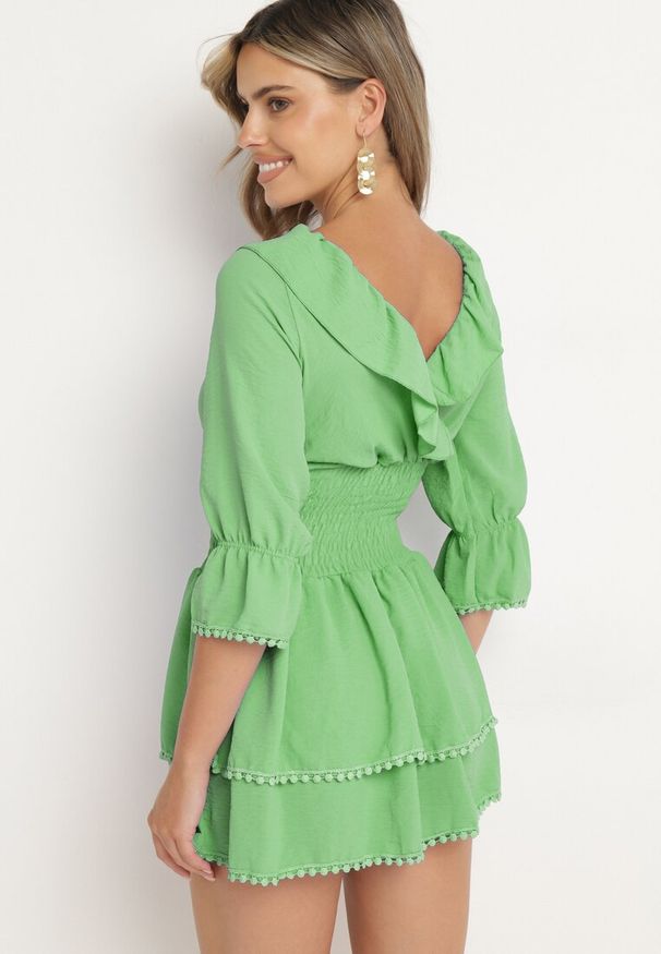 Born2be - Zielona Sukienka z Kopertowym Dekoltem i Gumką w Pasie Ozdobiona Falbanką Tesalie. Okazja: na co dzień. Typ kołnierza: dekolt kopertowy, kołnierz z falbankami. Kolor: zielony. Wzór: aplikacja. Sezon: wiosna, lato. Typ sukienki: kopertowe. Styl: casual, elegancki