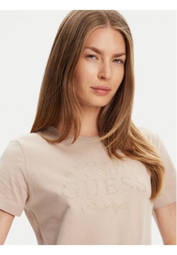 Guess T-Shirt V5YI13 J1314 Beżowy Regular Fit. Kolor: beżowy. Materiał: bawełna