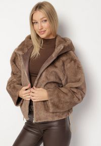 Born2be - Brązowa Kurtka Futrzana z Nieodpinanym Kapturem Lanasia. Okazja: na co dzień. Kolor: brązowy. Materiał: futro. Styl: casual, elegancki
