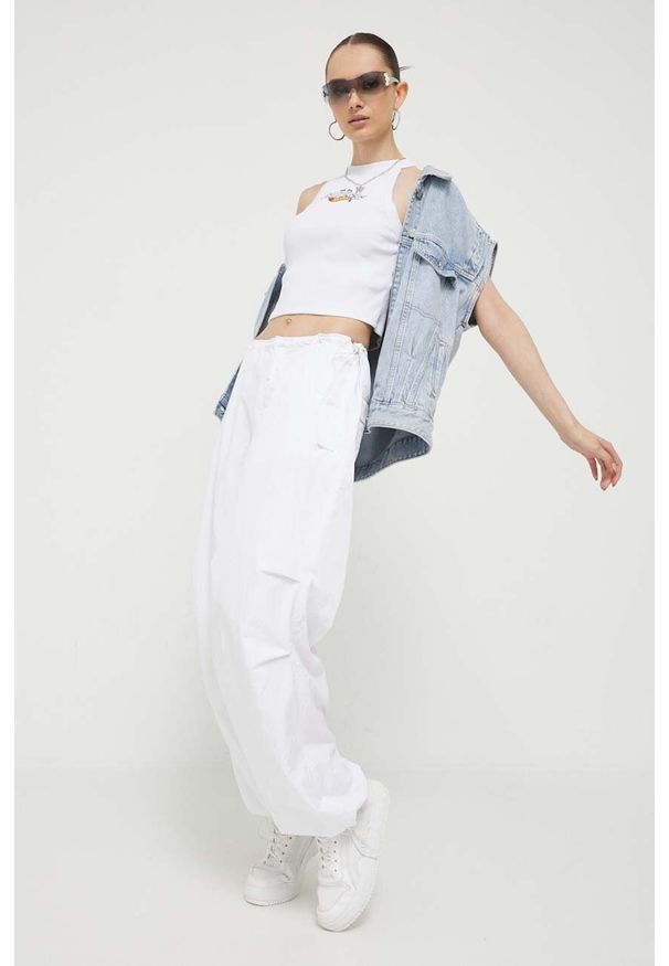 Tommy Jeans spodnie damskie kolor biały szerokie medium waist. Kolor: biały. Materiał: włókno, materiał