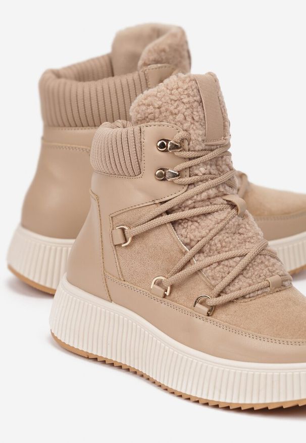 Renee - Ciemnobeżowe Śniegowce Trapery Vices na Płaskiej Podeszwie z Futerkiem w Stylu Baranka ze Sznurowaniem Temirits. Kolor: beżowy. Materiał: futro. Sezon: zima. Obcas: na płaskiej podeszwie. Styl: elegancki