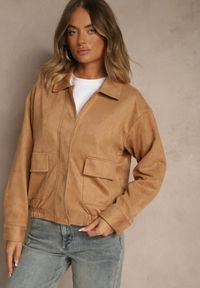 Renee - Beżowa Przejściowa Kurtka Bomberka o Koszulowym Kroju z Imitacji Zamszu Irvila. Kolor: beżowy. Materiał: zamsz. Styl: elegancki #4
