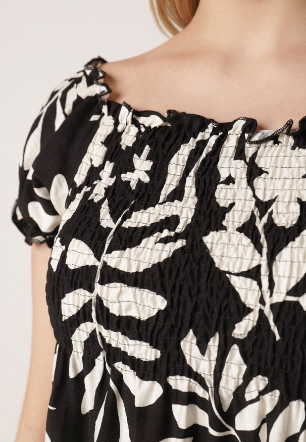 Born2be - Czarna Wiskozowa Sukienka Hiszpanka w Kwiatowy Wzór Berinira. Okazja: na co dzień. Typ kołnierza: dekolt hiszpanka. Kolor: czarny. Materiał: wiskoza. Wzór: kwiaty. Sezon: lato. Typ sukienki: proste, z odkrytymi ramionami. Styl: elegancki, casual