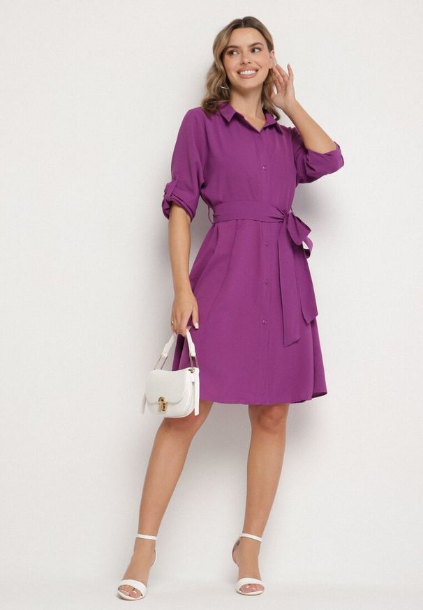 Born2be - Fioletowa Rozkloszowana Mini Sukienka Zapinana na Guziki z Materiałowym Paskiem Vleco. Kolor: fioletowy. Materiał: materiał. Długość: mini