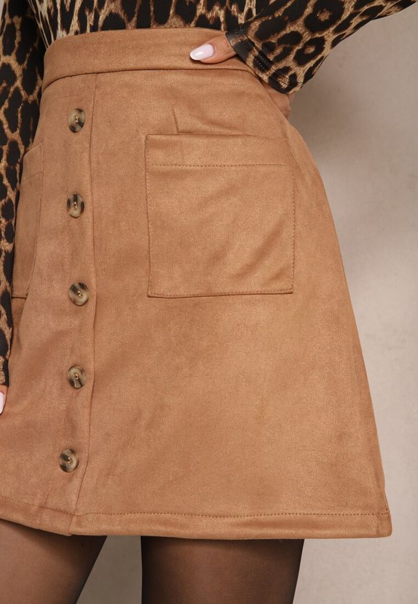 Renee - Beżowa Trapezowa Spódnica Ozdobiona Guzikami Enasielis. Okazja: na co dzień, na spacer. Kolor: beżowy. Wzór: aplikacja. Styl: casual, elegancki