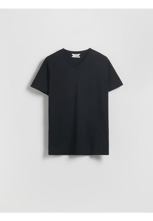 Reserved - T-shirt slim z dekoltem V - czarny. Kolor: czarny. Materiał: bawełna, dzianina