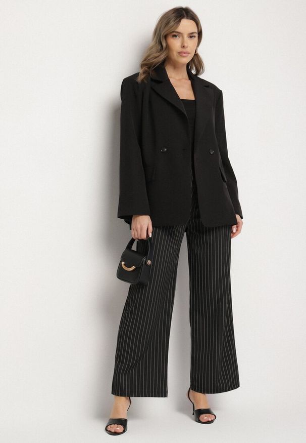 Born2be - Czarna Dwurzędowa Marynarka o Pudełkowym Kroju Oversize Kosalia. Okazja: na spotkanie biznesowe, na co dzień. Kolor: czarny. Materiał: jeans. Styl: biznesowy, klasyczny, elegancki, casual