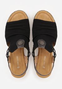 Born2be - Czarne Sandały na Koturnie z Marszczoną Cholewką i Metaliczną Aplikacją Teodlar. Zapięcie: bez zapięcia. Kolor: czarny. Materiał: jeans, len. Wzór: aplikacja. Sezon: lato. Obcas: na koturnie. Styl: boho. Wysokość obcasa: średni #7