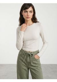 Sinsay - Bawełniana koszulka slim fit z długim rękawem - kremowy. Kolor: kremowy. Materiał: bawełna. Długość rękawa: długi rękaw. Długość: długie #1