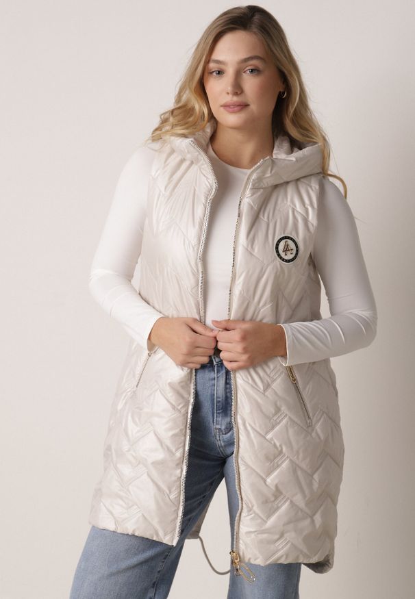 Born2be - Jasnoszara Przejściowa Kamizelka Pikowana o Długim Kroju z Kapturem i Naszywką Harmaste. Okazja: na co dzień. Typ kołnierza: kaptur. Kolor: szary. Materiał: jeans. Długość: długie. Wzór: aplikacja. Styl: casual