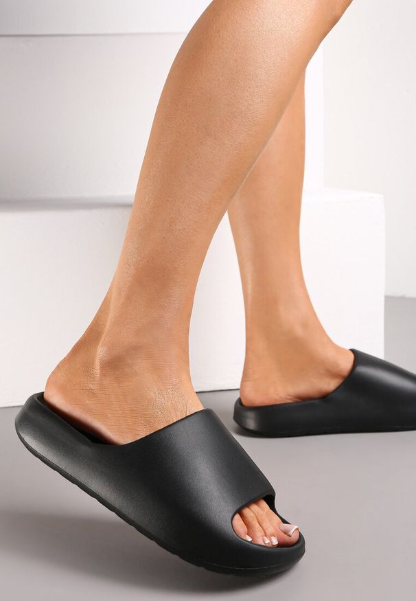 Renee - Czarne Piankowe Klapki z Grubą Podeszwą i Szerokim Paskiem Zamila. Okazja: na co dzień. Kolor: czarny. Styl: sportowy, casual, elegancki