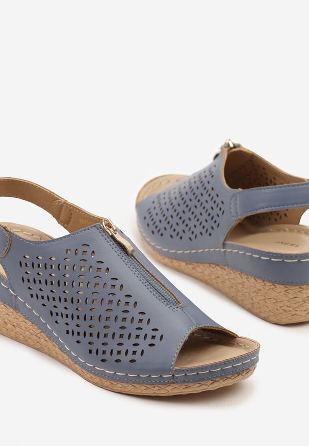 Born2be - Niebieskie Sandały Vices na Koturnie z Ozdobnym Suwakiem Ovilore. Okazja: na co dzień. Kolor: niebieski. Materiał: jeans. Sezon: lato, wiosna. Obcas: na koturnie. Styl: casual