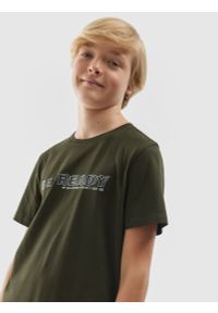 4f - T-shirt z nadrukiem chłopięcy - khaki. Kolor: brązowy, oliwkowy, wielokolorowy. Materiał: bawełna. Wzór: nadruk