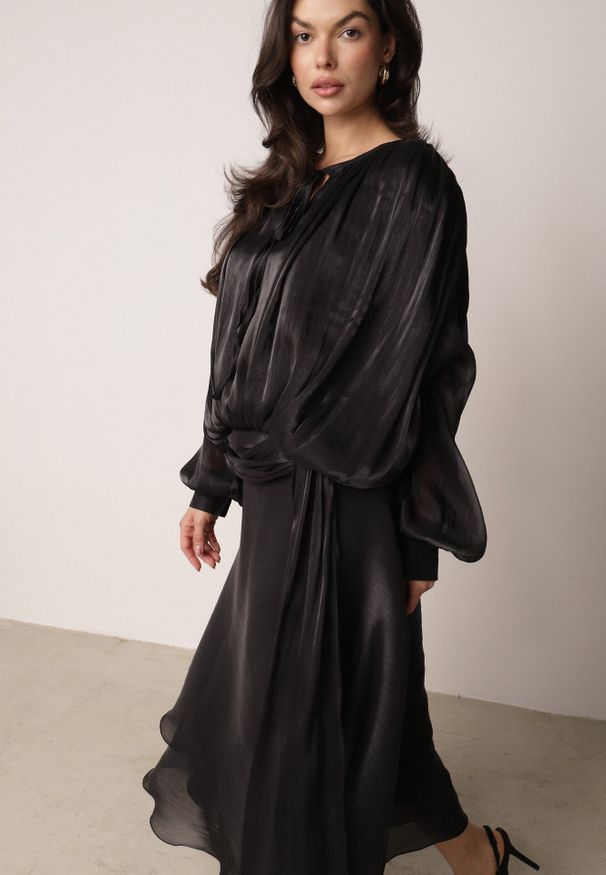 Born2be - Czarna Szyfonowa Sukienka Koktajlowa o Rozkloszowanym Kroju Thagune. Okazja: na randkę. Kolor: czarny. Materiał: szyfon. Styl: wizytowy