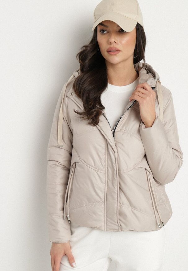 Born2be - Beżowa Casualowa Kurtka z Kapturem i Ozdobnymi Sznurkami Evialinae. Okazja: na co dzień. Typ kołnierza: kaptur. Kolor: beżowy. Materiał: jeans, poliester. Styl: casual
