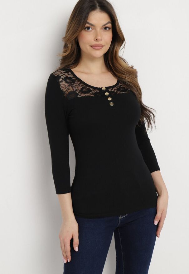 Born2be - Czarna Bawełniana Bluzka z Ozdobnymi Napami i Wstawką z Koronki Betolia. Okazja: na co dzień. Kolor: czarny. Materiał: koronka, bawełna. Wzór: koronka. Styl: elegancki, casual