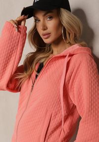 Renee - Różowy Komplet Dresowy z Domieszką Bawełny Pikowana Bluza z Kapturem i Joggery Evathira. Kolor: różowy. Materiał: dresówka, bawełna #4