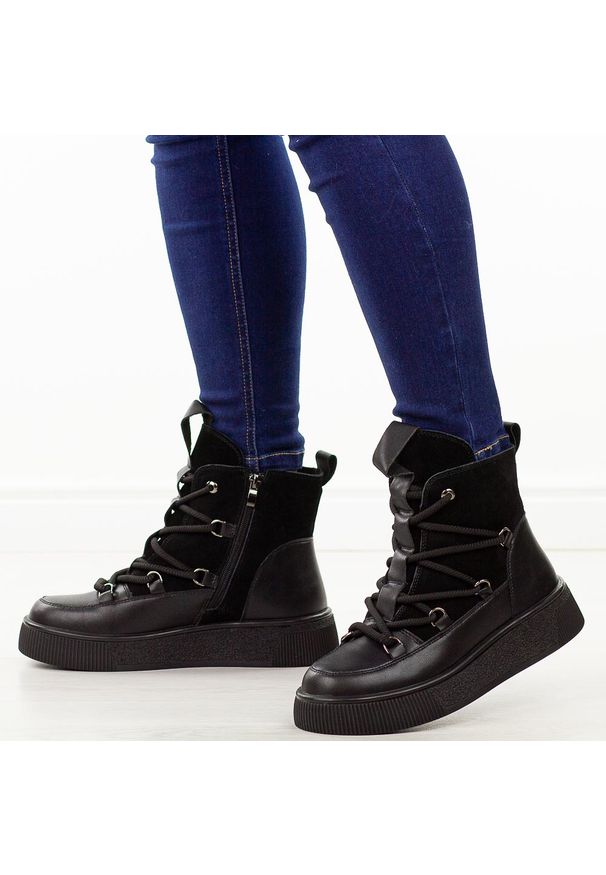 Czarne skórzane botki damskie Cambell 52330. Okazja: na co dzień. Nosek buta: okrągły. Zapięcie: sznurówki. Kolor: czarny. Materiał: skóra. Szerokość cholewki: normalna. Sezon: zima, jesień. Styl: elegancki, casual, klasyczny