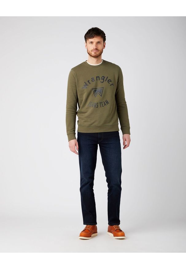 Wrangler - WRANGLER CREW SWEAT MĘSKA BLUZA KLASYCZNA IVY GREEN W6M8HYXIX 112141493. Styl: klasyczny