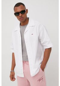 Tommy Jeans koszula bawełniana DM0DM13043.PPYY męska kolor biały relaxed. Kolor: biały. Materiał: bawełna. Długość rękawa: krótki rękaw. Długość: krótkie. Wzór: aplikacja #2