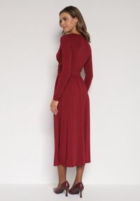 Born2be - Bordowa Marszczona Sukienka Taliowana z Wiskozą z Dekoltem V i Długim Rękawem Emirie. Okazja: na co dzień, na spotkanie biznesowe. Typ kołnierza: dekolt w kształcie V. Kolor: czerwony. Materiał: wiskoza. Długość rękawa: długi rękaw. Styl: biznesowy, casual #5