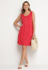 Born2be - Czerwona Sukienka o Rozkloszowanym Kroju na Szerokich Ramiączkach z Guzikami Saniella. Okazja: na co dzień. Kolor: czerwony. Długość rękawa: na ramiączkach. Typ sukienki: rozkloszowane. Styl: klasyczny, casual, elegancki #4