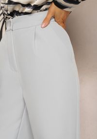 Renee - Szare Spodnie Garniturowe High Waist z Kieszeniami Denera. Okazja: na spotkanie biznesowe, na imprezę. Stan: podwyższony. Kolor: szary. Długość: długie. Wzór: paski. Styl: klasyczny, elegancki, biznesowy