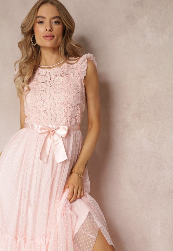 Renee - Różowa Taliowana Sukienka z Tiulową Spódnicą i Górą z Koronki Darela. Kolor: różowy. Materiał: tiul, koronka. Wzór: koronka