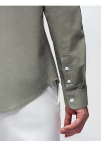 Ombre Clothing - Męska koszula lniana ze stójką i kieszenią REGULAR FIT – khaki V6 OM-SHCS-0161 - XXL. Okazja: na co dzień. Typ kołnierza: kołnierzyk stójkowy. Kolor: brązowy. Materiał: len. Długość rękawa: długi rękaw. Długość: długie. Sezon: lato, wiosna. Styl: casual