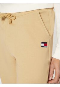 Tommy Jeans Spodnie dresowe Badge DM0DM20276 Beżowy Regular Fit. Kolor: beżowy. Materiał: bawełna #5
