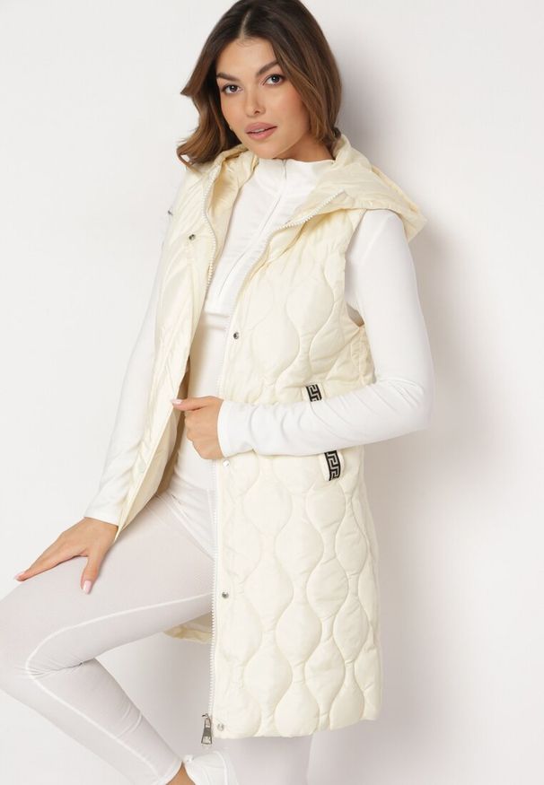 Born2be - Jasnobeżowa Pikowana Kamizelka z Kapturem Nomppe. Typ kołnierza: kaptur. Kolor: beżowy