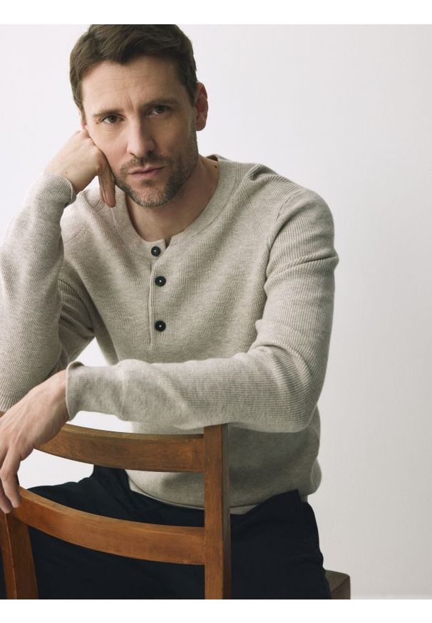 Reserved - Sweter henley z wełną - beżowy. Typ kołnierza: typu henley. Kolor: beżowy. Materiał: wełna