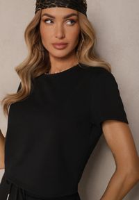 Renee - Czarny Bawełniany T-shirt o Fasonie Cropped Galionela. Okazja: na co dzień. Kolor: czarny. Materiał: bawełna. Sezon: lato, wiosna. Styl: casual #3