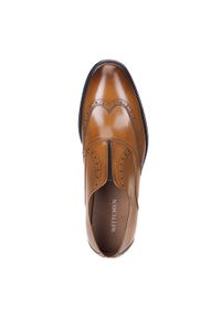 Wittchen - Męskie buty skórzane z elastyczną wstawką. Okazja: na co dzień. Zapięcie: bez zapięcia. Kolor: brązowy. Materiał: skóra. Wzór: aplikacja. Obcas: na obcasie. Styl: casual. Wysokość obcasa: niski #3