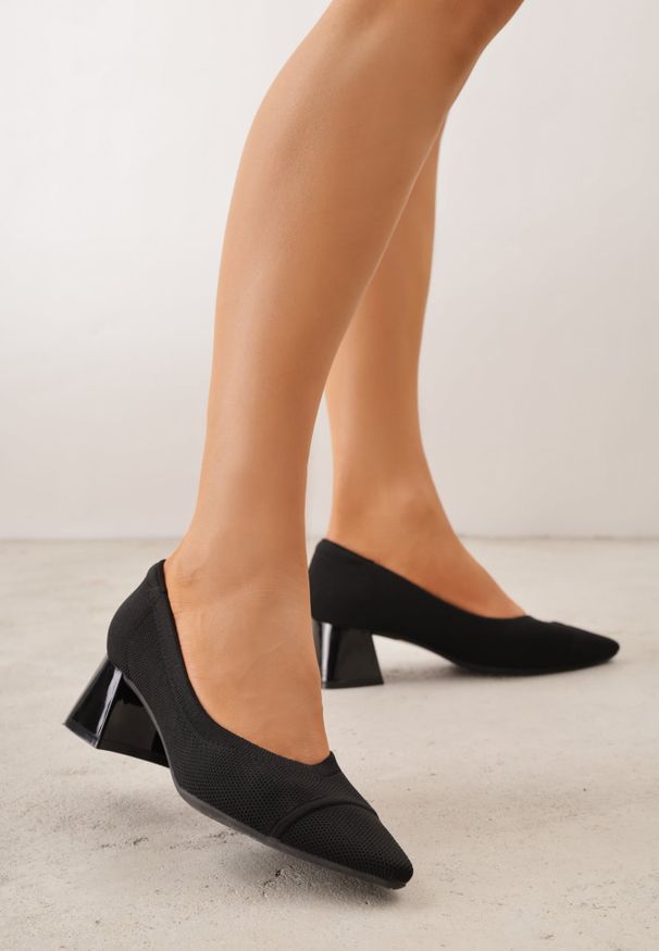 Renee - Czarne Czółenka VICES na Niskim Obcasie z Elastycznej Dzianiny z Amortyzującą Wkładką Zaehira. Nosek buta: szpiczasty. Kolor: czarny. Materiał: dzianina. Szerokość cholewki: normalna. Obcas: na obcasie. Wysokość obcasa: niski