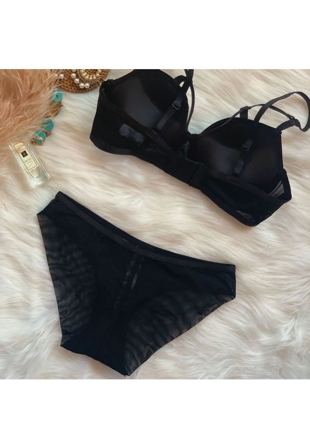 Intica - Komplet bielizny z paseczkami na romantyczne wieczory Shala. Kolor: czarny. Materiał: materiał