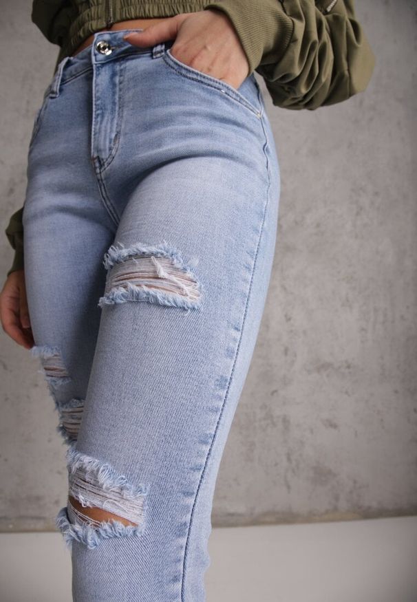 Renee - Niebieskie Jeansy Slim z Bawełny Ozdobione Przetarciami Vikiania. Okazja: na co dzień. Kolor: niebieski. Wzór: aplikacja. Styl: casual