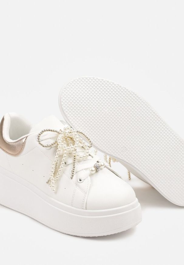 Renee - Biało-Szampańskie Sneakersy na Platformie z Perełkami i Metalowymi Kuleczkami Selavia. Okazja: na co dzień. Kolor: biały. Materiał: jeans. Obcas: na platformie