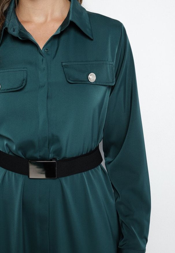 Born2be - Zielona Sukienka Szmizjerka z Satyny Ozdobiona Paskiem i Imitacjami Kieszeni Vamilea. Okazja: na co dzień. Kolor: zielony. Materiał: satyna. Wzór: aplikacja. Typ sukienki: szmizjerki. Styl: casual, elegancki, klasyczny