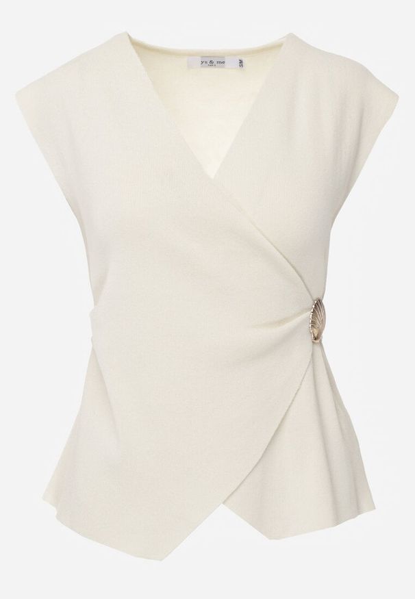 Renee - Beżowa Kopertowa Bluzka z Wiskozą Ozdobiona Metaliczną Aplikacją Sanadra. Okazja: na imprezę. Typ kołnierza: dekolt kopertowy. Kolor: beżowy. Materiał: wiskoza. Wzór: aplikacja. Styl: elegancki