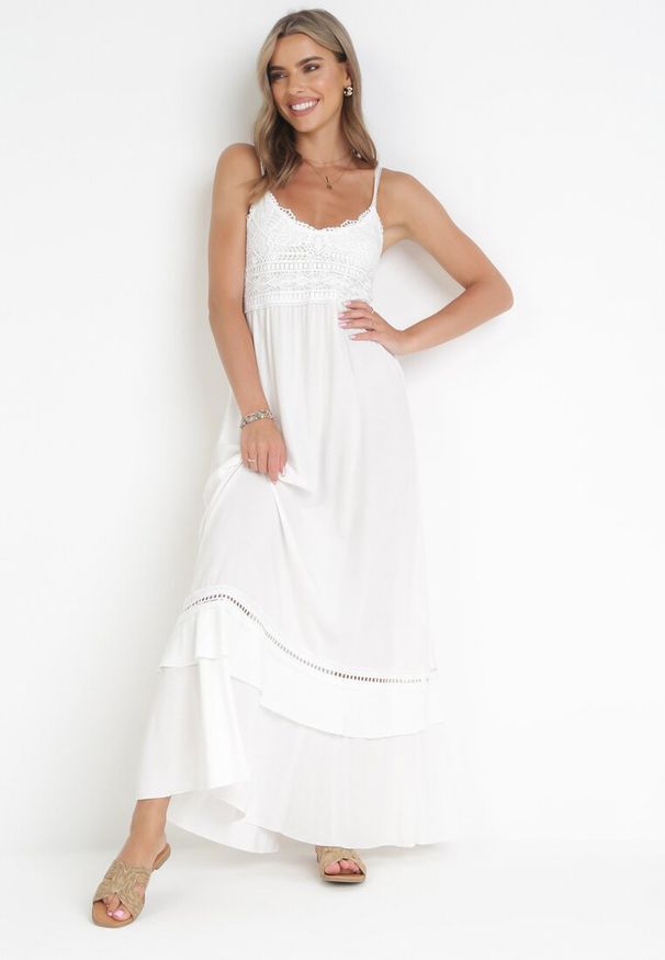 Born2be - Biała Sukienka Maxi na Cienkich Ramiączkach z Falbankami i Koronką Vealani. Typ kołnierza: kołnierz z falbankami. Kolor: biały. Materiał: koronka. Długość rękawa: na ramiączkach. Wzór: koronka. Typ sukienki: rozkloszowane. Styl: wakacyjny. Długość: maxi