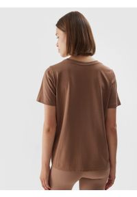 4f - T-shirt regular z bawełny organicznej damski - brązowy. Kolor: brązowy. Materiał: bawełna. Wzór: napisy, haft