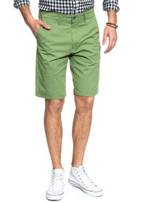 Wrangler - SPODENKI MĘSKIE WRANGLER CHINO SHORT JADE GREEN W14AKM33H. Wzór: aplikacja