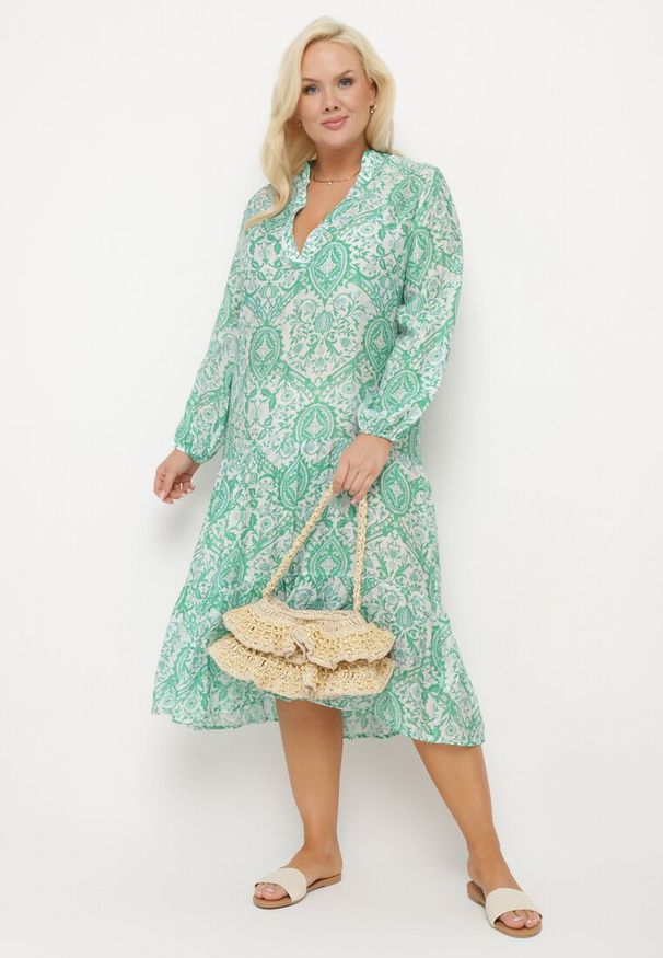 Born2be - Zielona Rozkloszowana Sukienka z Długim Rękawem i Trójkątnym Dekoltem w Kwiaty Morpia. Kolor: zielony. Materiał: materiał. Długość rękawa: długi rękaw. Wzór: kwiaty. Sezon: lato