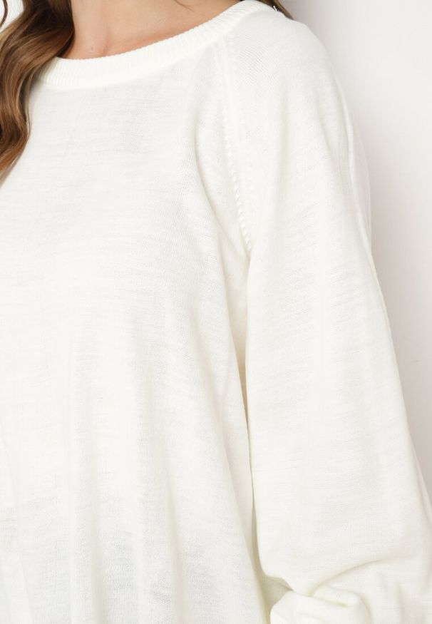 Born2be - Jasnobeżowy Sweter o Kroju Oversize z Szerokimi Ściągaczami Nittia. Okazja: do pracy. Kolor: beżowy. Styl: elegancki